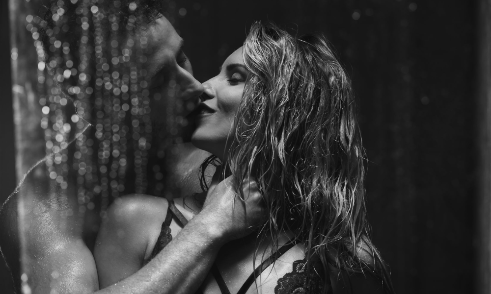 Sexo no chuveiro: 14 dicas e posições para esquentar o banho